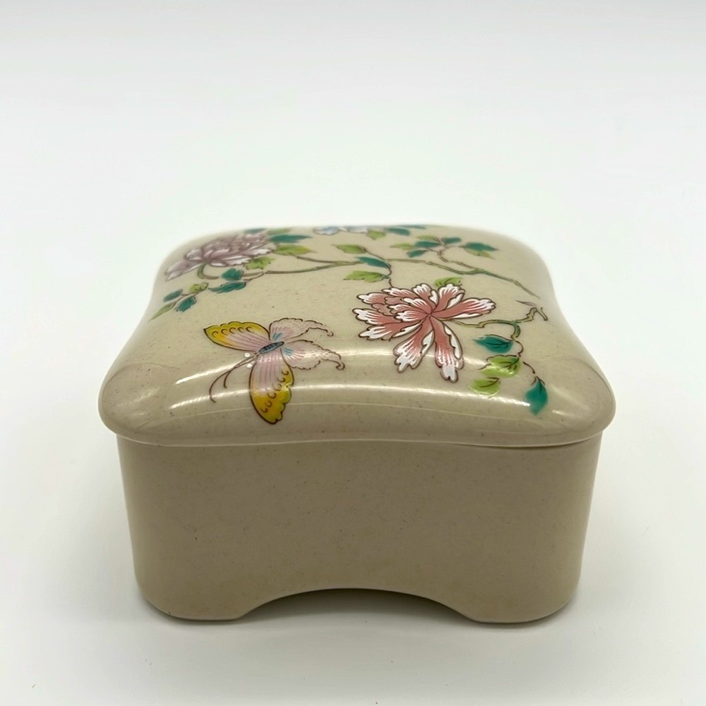 Vintage Takahashi Porcelain Jewelry or Trinket Box- Flower & Butterfly - Picture 4 of 12